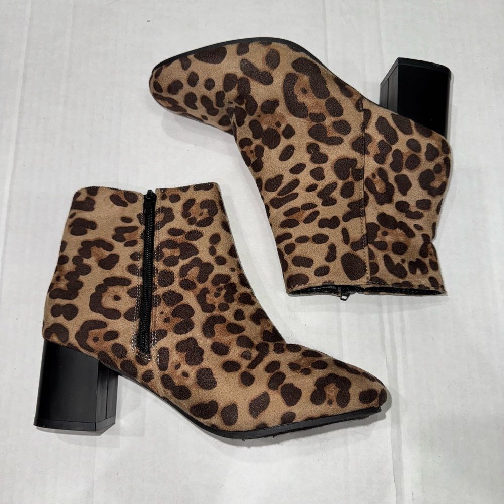 Bobbie Brooks Sz 7 Faux Suede Leopard Print Zip Up Stack Heel Ankle Boots